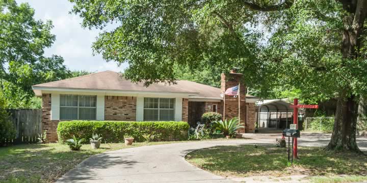 Front of house at 713 E Ten Mile Road